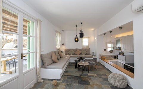 Boho House: Mobilia, Pavimentazione, Parete, Pavimento, Interior Design, Divano, Soffitto, Casa, Tavolo, Soggiorno