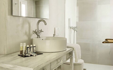 Campani Villa: Bagno, Idraulico Fixture, Parete, Lavandino Del Bagno, Interior Design, Lavello, Pavimentazione, Pavimento, Bianca, Rubinetto