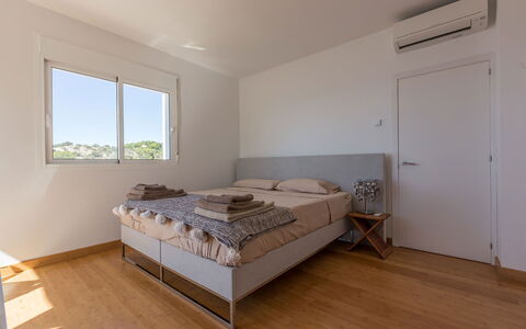 Can Lorenzo: Letto, Camera Da Letto, Parete, Pavimento, Mobilia, Legna, Interior Design, Pavimentazione, Lenzuolo, Bedding