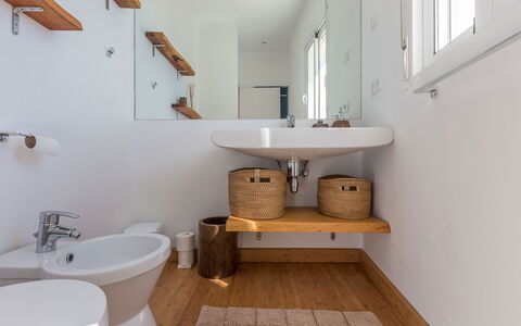 Can Lorenzo: Parete, Idraulico Fixture, Interior Design, Legna, Pavimentazione, Lavandino Del Bagno, Pavimento, Lavello, Soffitto, Bagno