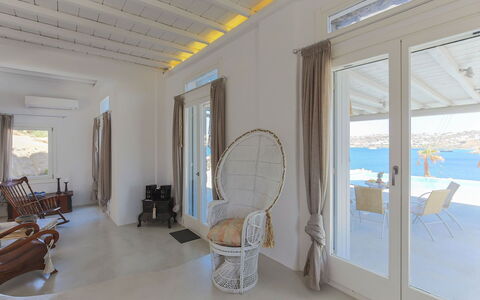 Carmen 1: Pavimento, Shade, Sedia, Estate, Modanatura, Villa, Balcone, Mobili Da Esterno, Finestra Trattamento, Ricorrere