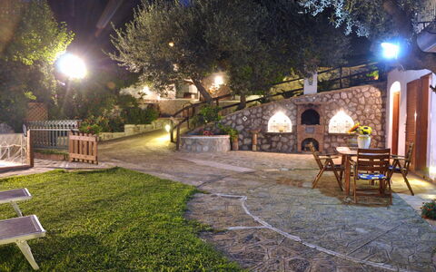 Casa 2 Ulivi: Notte, Giardino, Estate, Ricorrere, Paesaggio Di Illuminazione, Hacienda, Landscaping, Backyard, Cortile, Mezzanotte