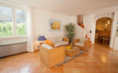 Casa Amalfitana: Mobilia, Interior Design, Pavimentazione, Pavimento, Legna, Divano, Soffitto, Tavolo, Camera, Soggiorno