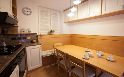Casa Amalfitana: Cucina, Mobilia, Pavimentazione, Interior Design, Legna, Controsoffitto, Pavimento, Elettrodomestico Da Cucina, Cabinetry, Soffitto