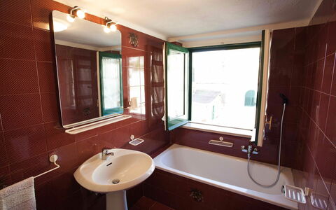 Casa Amalfitana: Bagno, Lavandino Del Bagno, Idraulico Fixture, Lavello, Rubinetto, Idraulico, Pavimentazione, Interior Design, Vasca Da Bagno, Pavimento