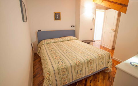 Casa Amalfitana: Letto, Camera Da Letto, Bedding, Lenzuolo, Interior Design, Pavimento, Legna, Biancheria, Camera, Tessile
