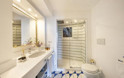 Casa Angels: Bagno, Idraulico Fixture, Interior Design, Pavimentazione, Pavimento, Idraulico, Rubinetto, Soffitto, Lavello, Lavandino Del Bagno