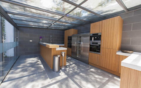 Casa Asia: Legna, Pavimentazione, Cucina, Interior Design, Pavimento, Controsoffitto, Soffitto, Materiale Composito, Bicchiere, Color Legno