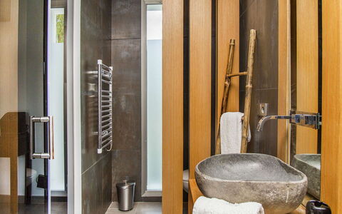 Casa Asia: Pavimentazione, Interior Design, Legna, Pavimento, Idraulico Fixture, Bagno, Idraulico, Rubinetto, Camera, Piastrella