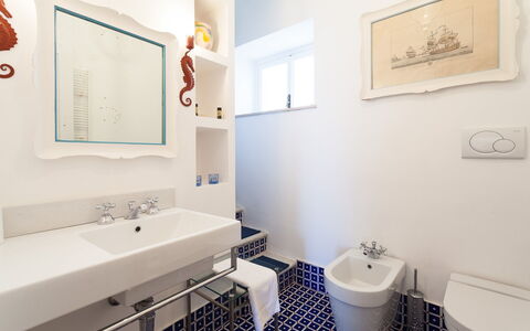 Casa Bellevue: Bagno, Idraulico Fixture, Pavimentazione, Lavandino Del Bagno, Interior Design, Pavimento, Lavello, Rubinetto, Idraulico, Piastrella