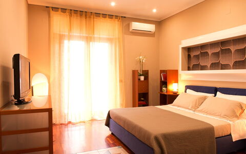 Casa Chicco: Mobilia, Letto, Interior Design, Camera Da Letto, Bedding, Lenzuolo, Legna, Camera, Pavimento, Tessile