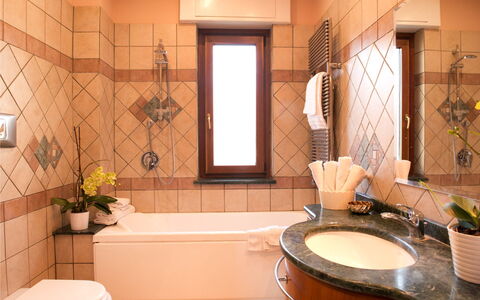 Casa Chicco: Interior Design, Bagno, Parete, Idraulico Fixture, Pavimentazione, Pavimento, Lavandino Del Bagno, Lavello, Rubinetto, Illuminazione