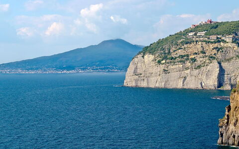 Casa Chicco: Acqua, Corpo D'Acqua, Geografia Montane, Montagna, Costiera E Morfologie Oceanic, Costa, Mare, Promontorio, Terreno, Promontorio