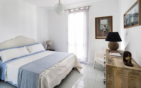 Casa Delfino: Mobilia, Letto, Interior Design, Camera Da Letto, Bedding, Parete, Lenzuolo, Pavimento, Biancheria, Pavimentazione