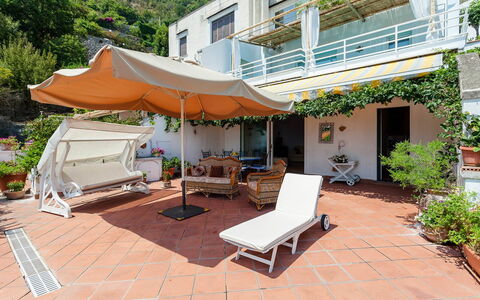 Casa Dorothea 2: Vaso Di Fiori, Balcone, Pianta Della Casa, Mobili Da Esterno, Ricorrere, Sedia, Shade, Eco Hotel, Tenda, Ombrello