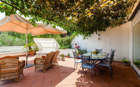 Casa Dorothea 3: Mobilia, Vaso Di Fiori, Tavolo, Sedia, Mobili Da Esterno, Pianta Della Casa, Tavolo Esterno, Giardino, Cucina & Sala Da Pranzo Tavolo, Terrazza
