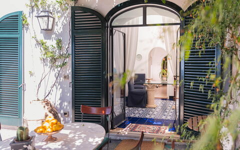 Casa Giardino: Vaso Di Fiori, Porta, Arco, Mobilia, Pianta Della Casa, Sedia, Ferro, Porta A Casa, Mobili Da Esterno, Balcone