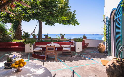 Casa Giardino: Mobilia, Vaso Di Fiori, Mare, Mobili Da Esterno, Shade, Oceano, Tavolo Esterno, Sedia, Pianta Della Casa, Costa