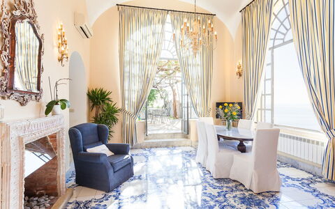 Casa la Sponda: Pavimentazione, Mobilia, Interior Design, Pavimento, Illuminazione, Sedia, Tavolo, Soffitto, Camera, Soggiorno
