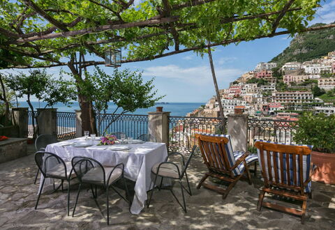 Casa la Sponda: Mobilia, Tavolo, Sedia, Tavolo Esterno, Mobili Da Esterno, Tovaglia, Vaso Di Fiori, Ristorante, Balcone, Pianta Della Casa