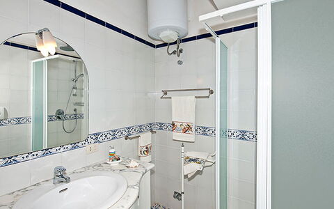 Positano View: Idraulico Fixture, Interior Design, Bagno, Lavandino Del Bagno, Pavimentazione, Pavimento, Lavello, Rubinetto, Idraulico, Piastrella