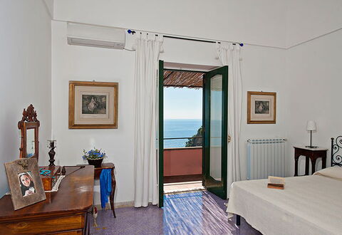 Positano View: Pavimento, Mobilia, Pavimentazione, Interior Design, Camera, Cornice, Mare, Oceano, Letto, Color Legno