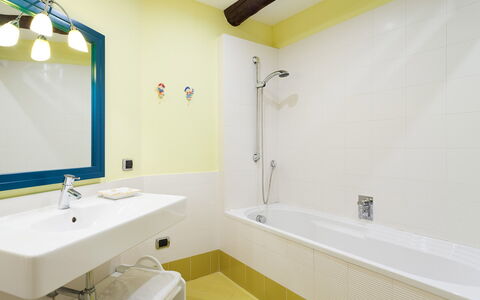 Casa Rossella: Bagno, Idraulico Fixture, Interior Design, Vasca Da Bagno, Pavimentazione, Parete, Pavimento, Rubinetto, Lavandino Del Bagno, Soffitto