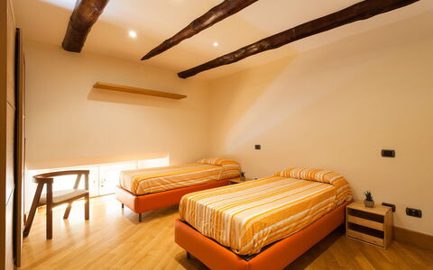 Casa Rossella: Interior Design, Legna, Pavimentazione, Pavimento, Soffitto, Giallo, Mobilia, Camera, Camera Da Letto, Letto