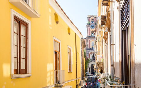 Casa Rossella: Cittadina, Estate, Architettura, Quartiere, Arco, Balcone, Vicolo, Modanatura, Arcade, Pianta Della Casa