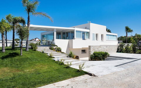 Casa Sunshine: Cielo, Casa, Architettura, Facciata, Zona Residenziale, Estate, Materiale Composito, Shade, Dimora, Villa