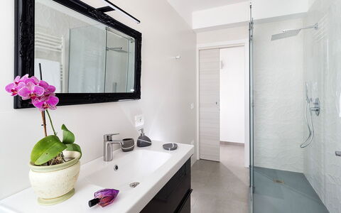 Casa Sunshine: Bagno, Interior Design, Idraulico Fixture, Pavimentazione, Specchio, Pavimento, Lavandino Del Bagno, Mobiletto Del Bagno, Rubinetto, Lavello