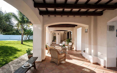 Casa Tika: Casa, Architettura, Pavimentazione, Porta, Pavimento, Estate, Colonna, Villa, Hacienda, Portico