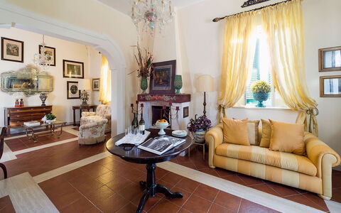 Green Villa: Mobilia, Interior Design, Pavimentazione, Tavolo, Pavimento, Soffitto, Sedia, Camera, Illuminazione, Soggiorno