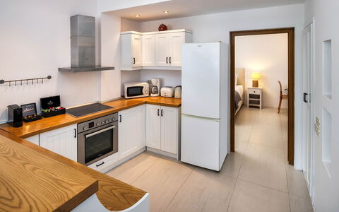 Guest House Levantes: Mobilia, Cucina, Elettrodomestico Da Cucina, Controsoffitto, Interior Design, Cabinetry, Pavimentazione, Apparecchio Major, Legna, Pavimento