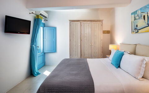 Guest House Levantes: Blu, Mobilia, Camera Da Letto, Pavimento, Appartamento, Letto, Camera, Bedding, Ricorrere, Telaio Del Letto