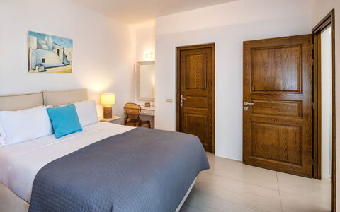 Guest House Levantes: Mobilia, Interior Design, Pavimentazione, Pavimento, Legna, Camera, Soffitto, Letto, Camera Da Letto, Illuminazione