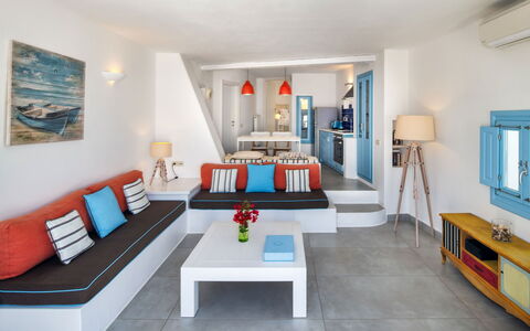 Guest House Livas: Blu, Mobilia, Interior Design, Tavolo, Appartamento, Sedia, Soggiorno, Divano, Lancia Cuscino