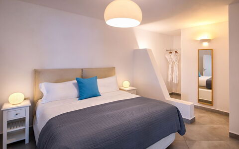 Guest House Livas: Mobilia, Interior Design, Letto, Camera Da Letto, Pavimentazione, Pavimento, Legna, Bedding, Camera, Lenzuolo