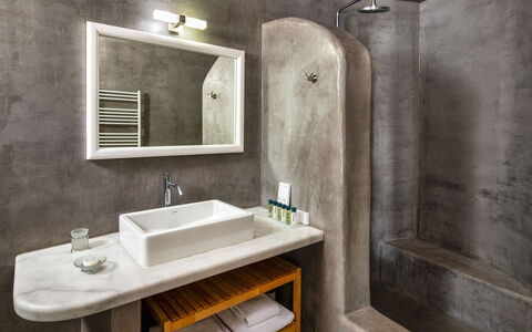 Guest House Livas: Pavimentazione, Pavimento, Idraulico Fixture, Bagno, Idraulico, Lavello, Biancheria, Piastrella, Rubinetto, Cuscino