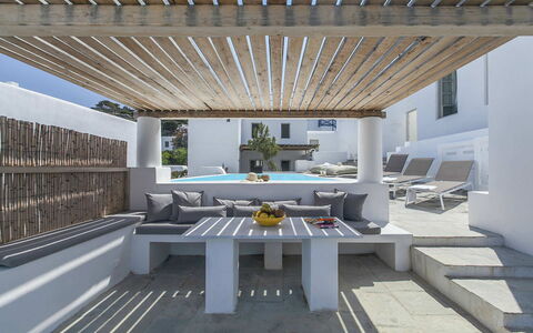Halki Villa: Pavimento, Materiale Composito, Mobili Da Esterno, Sedia, Pergola, Shade, Balcone, Design, Materiali Naturali, Cortile