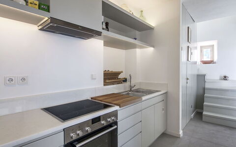 Halki Villa: Cucina, Controsoffitto, Elettrodomestico Da Cucina, Cabinetry, Interior Design, Parete, Apparecchio Major, Pavimentazione, Legna, Elettrodomestico