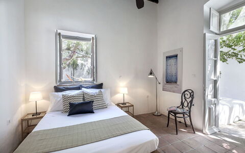 Halki Villa: Camera Da Letto, Letto, Pavimentazione, Mobilia, Casa, Pavimento, Interior Design, Lenzuolo, Bedding, Telaio Del Letto