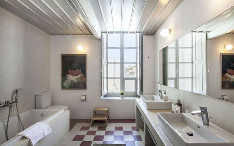 Halki Villa: Idraulico Fixture, Interior Design, Pavimentazione, Bagno, Lavello, Soffitto, Lavandino Del Bagno, Pavimento, Rubinetto, Idraulico