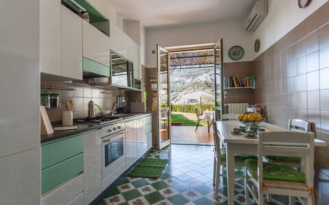 Il Giardino di Ravello: Cucina, Mobilia, Elettrodomestico Da Cucina, Interior Design, Pavimentazione, Apparecchio Major, Controsoffitto, Pavimento, Elettrodomestico, Sedia