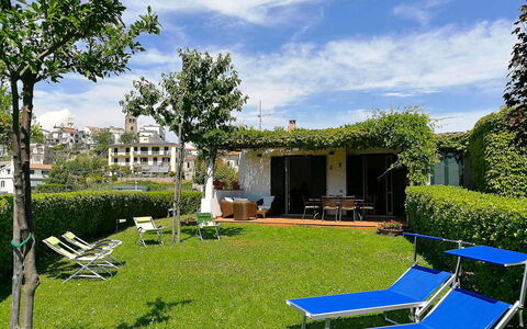 Il Giardino di Ravello: Arbusto, Giardino, Groundcover, Prato, Mobili Da Esterno, Shade, Backyard, Cortile, Landscaping, Hacienda