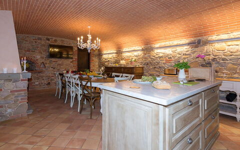 Il Podere: Mobilia, Pavimentazione, Interior Design, Legna, Soffitto, Cucina, Pavimento, Controsoffitto, Cabinetry, Illuminazione