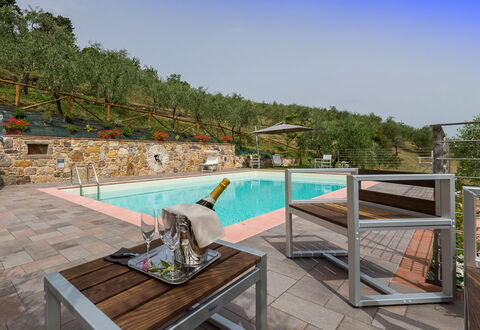 Il Podere: Mobili Da Esterno, Piscina, Ricorrere, Tavolo Esterno, Sedia, Giardino, Eco Hotel, Landscaping, Vaso Di Fiori, Backyard