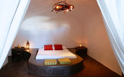 Mansion Kyani: Illuminazione, Soffitto, Mobilia, Interior Design, Lampada, Camera Da Letto, Camera, Letto, Bedding, Design