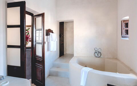 Mansion Kyani: Pavimentazione, Parete, Interior Design, Pavimento, Soffitto, Idraulico Fixture, Bagno, Illuminazione, Camera, Lampada