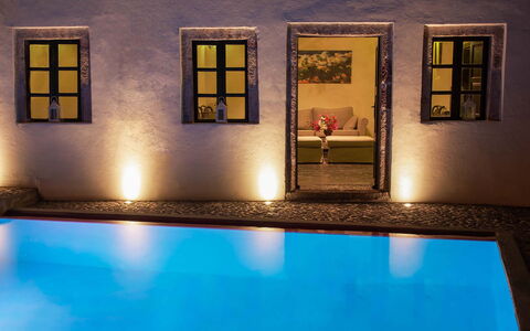 Mansion Sophia: Blu, Piscina, Interior Design, Ricorrere, Illuminazione, Mobilia, Pavimento, Soffitto, Hotel, Lampada